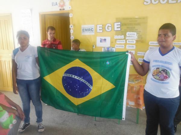 Solenidade comemorou o Dia da Bandeira na E. M. Dona Aleluia