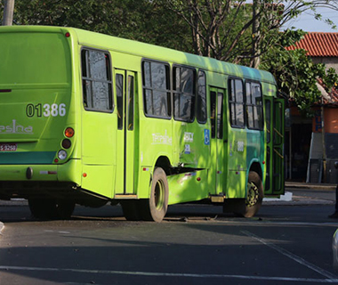Trio armado invade ônibus e faz arrastão na zona Norte de Teresina