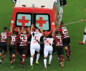 Fla e Vasco empatam com gol contra e ambulância empurrada por atletas
