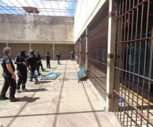 Mais de 20 presos cavam buraco e fogem da Casa de Custódia
