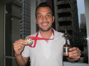 Depois de 48 anos, o Santos tem um novo Capitão América: Edu Dracena