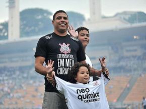 Corinthians vence Santos em dia de homenagem da torcida para Ronaldo
