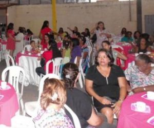 Mulheres participam de Chá Entre Amigas em Floriano