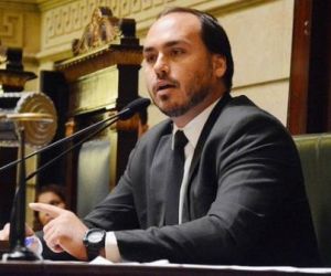 Carlos Bolsonaro é investigado por suspeita de empregar funcionários fantasmas