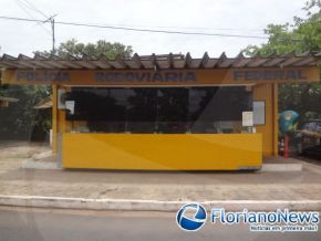 Motorista colide com mureta ao tentar fugir de abordagem policial em Floriano