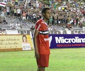 Após perder chance incrível, Carlinhos esboça frustração: "Hoje não deu"
