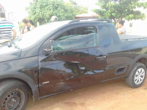 Casal fica ferido em colis&atilde;o envolvendo carro e moto em Floriano.(Imagem:Piau&iacute;Noticias)