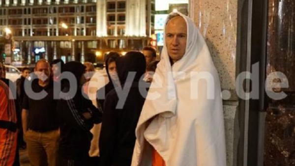 Robben tamb&eacute;m espanta o frio durante incidente.(Imagem:Divulga&ccedil;&atilde;o/Site oficial do Bayern)