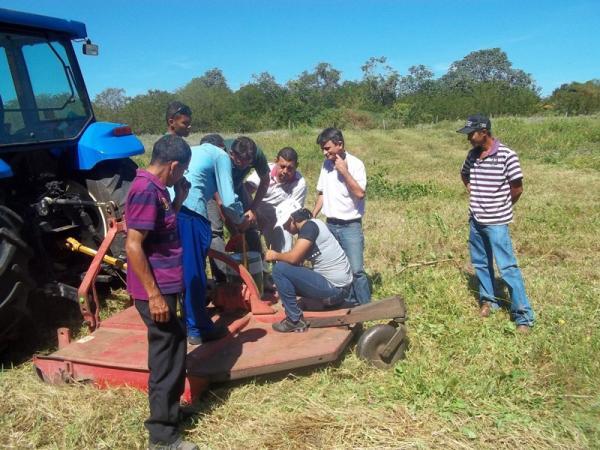 Treinamento de operadores sobre opera&ccedil;&atilde;o e manuten&ccedil;&atilde;o de m&aacute;quinas agr&iacute;colas. (Imagem:FlorianoNews)