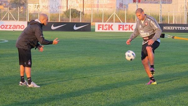 Adriano j&aacute; faz treinos leves com bola no CT do Corinthians.(Imagem:Carlos Augusto Ferrari / Globoesporte.com)