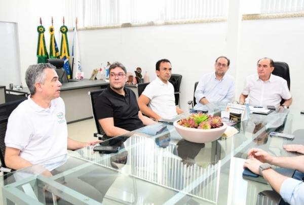 Prefeito Antônio Reis recebe Washington Bandeira e discute desenvolvimento de Floriano.Prefeito Antônio Reis recebe Washington Bandeira e discute desenvolvimento de Floriano.(Imagem:Reprodução/Instagram)