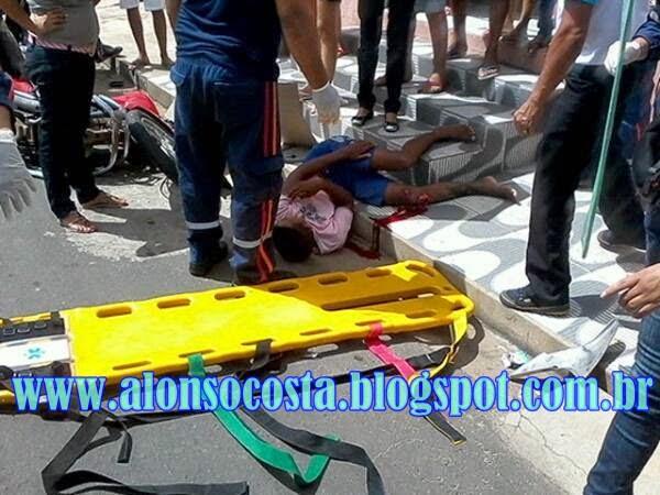 Acidente entre carro e moto deixa v&iacute;tima com fratura exposta em Floriano.(Imagem:Alonso Costa)