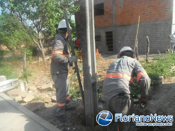 Caminh&atilde;o bate em fia&ccedil;&atilde;o el&eacute;trica e derruba postes em Floriano.(Imagem:FlorianoNews)