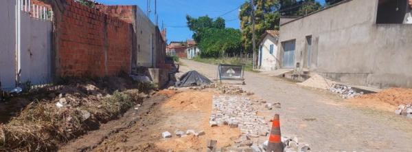 Infraestrutura realiza manuten&ccedil;&atilde;o da pavimenta&ccedil;&atilde;o poli&eacute;drica e asf&aacute;ltica em ruas de Floriano(Imagem:Secom)