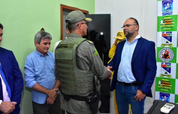 Vereador Joab Curvina prestigia troca de Comando do 3º Batalhão da Polícia Militar em Floriano(Imagem:Reprodução/Instagram)