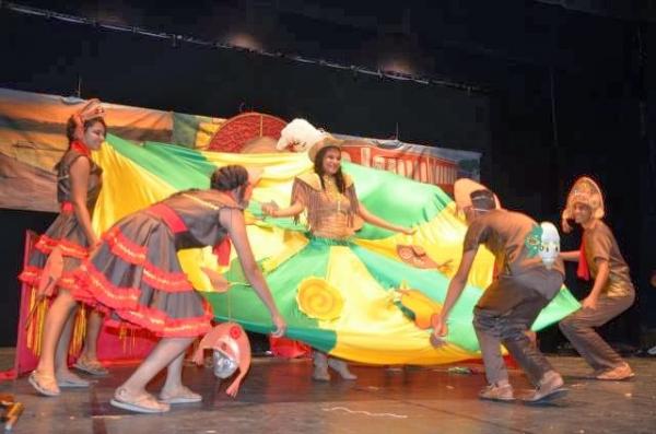 Jovens de Floriano representam a cidade e apresentam seus talentos em teatro de Teresina