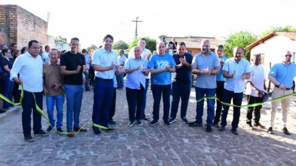 Poder Legislativo acompanha a entrega de mais seis ruas calçadas à população.(Imagem:CMF)