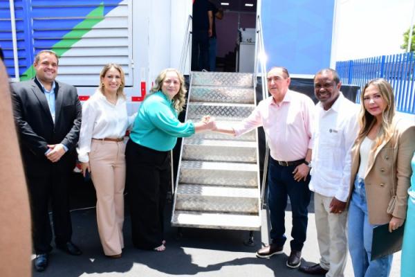 Floriano recebe carreta do programa