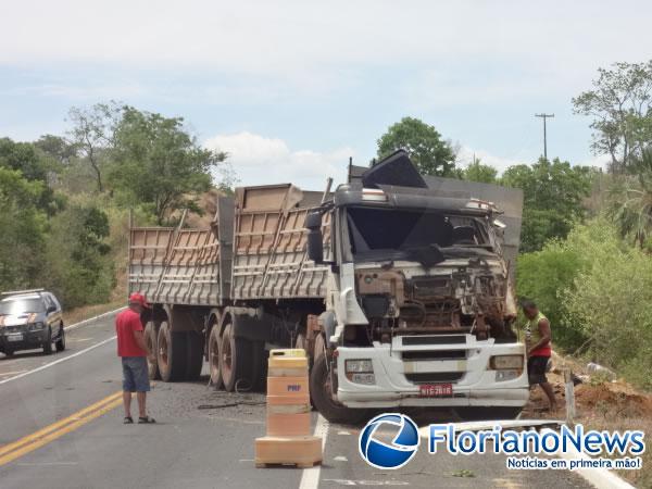 Tombamento de bitrem provoca engavetamento de tr&ecirc;s ve&iacute;culos na BR-343.(Imagem:FlorianoNews)