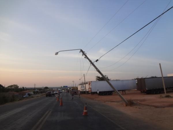 Carreta bate em poste e provoca falta de energia no bairro Samba&iacute;ba.(Imagem:FlorianoNews)