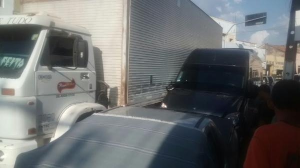 Carro desgovernado causa acidente no Centro de Floriano.(Imagem:Divulga&ccedil;&atilde;o)