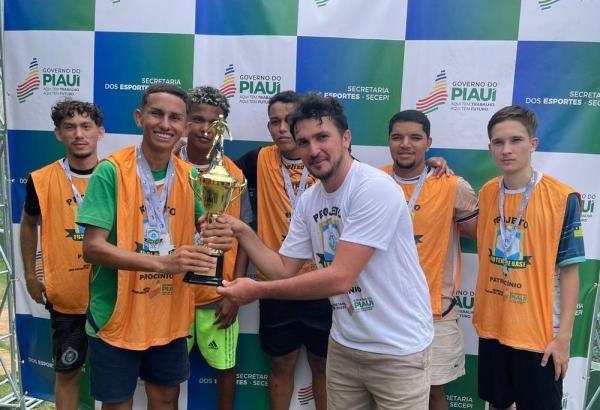 Projeto da Secepi instala três escolas de futebol de base em Beneditinos(Imagem:Divulgação)