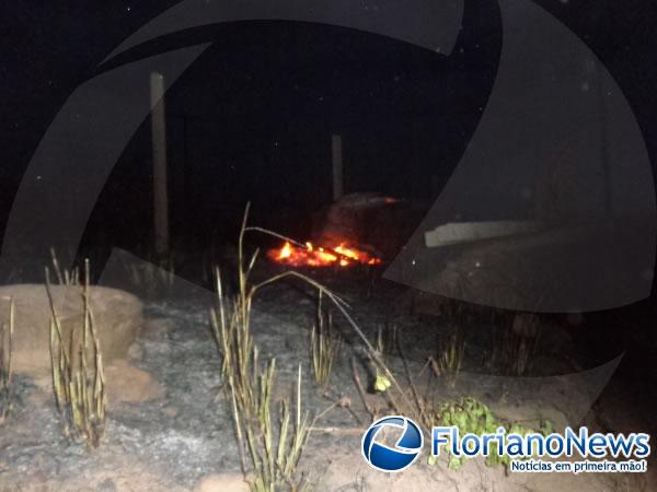 Corpo de Bombeiros é chamado para combate a incêndio.(Imagem:FlorianoNews)