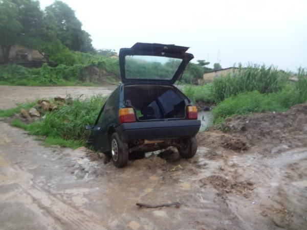 Motorista embriagado sofre amn&eacute;sia alco&oacute;lica e esquece carro pr&oacute;ximo a riacho.(Imagem:FlorianoNews)