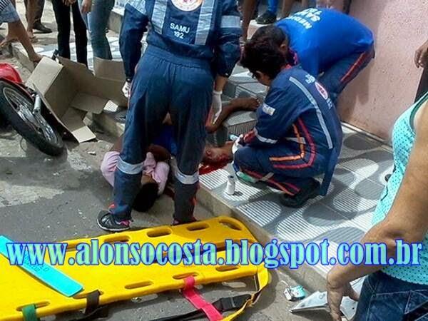 Acidente entre carro e moto deixa v&iacute;tima com fratura exposta em Floriano.(Imagem:Alonso Costa)