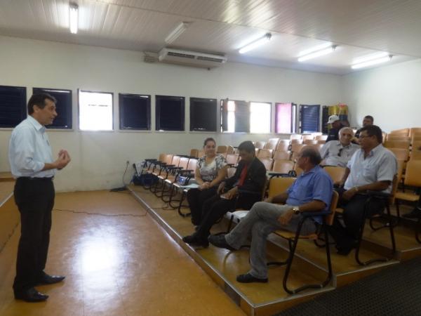 Reuni&atilde;o discutiu ocupa&ccedil;&otilde;es indevidas de espa&ccedil;os p&uacute;blicos em Floriano.(Imagem:FlorianoNews)