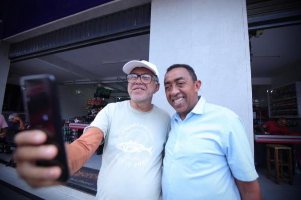  Joel &eacute; recebido por populares ao lado de Margarete durante visita ao mercado de S&atilde;o Raimundo Nonato(Imagem:Ascom)