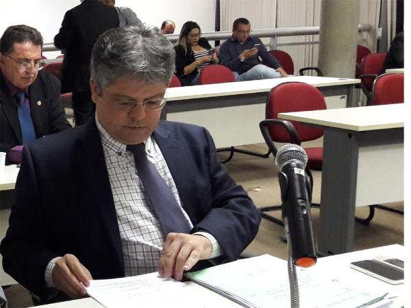Gustavo Neiva pede dados orçamentários e atribuições de órgãos do Estado