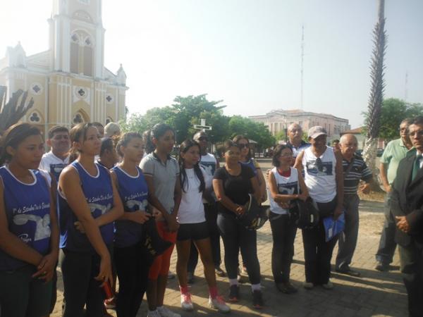 Educadores f&iacute;sicos comemoram seu dia em cerim&ocirc;nia de abertura da Semana da P&aacute;tria.(Imagem:FlorianoNews)