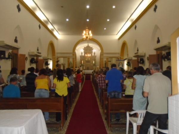 Vig&iacute;lia Pascoal re&uacute;ne fi&eacute;is na Catedral S&atilde;o Pedro de Alc&acirc;ntara, em Floriano.(Imagem:FlorianoNews)