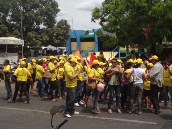 Professores de Floriano fazem manifesta&ccedil;&atilde;o por repasse do FUNDEB.(Imagem:FlorianoNews)
