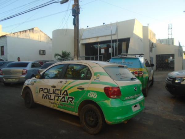 Viatura da PM na Delegacia de Floriano.(Imagem:FlorianoNews)