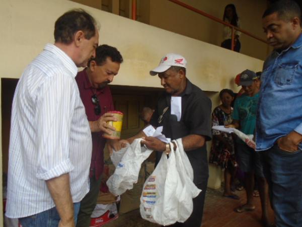Agricultores familiares de Floriano recebem sementes de milho e feijão