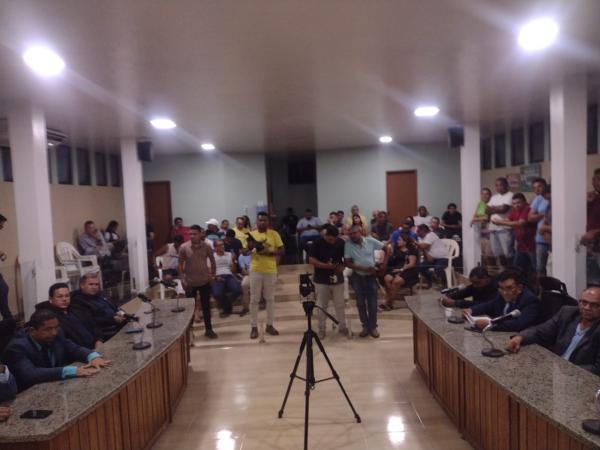 Eleição da nova Mesa Diretora da Câmara de Barão de Grajaú é marcada por gesto simbólico e tensão.(Imagem:FlorianoNews)