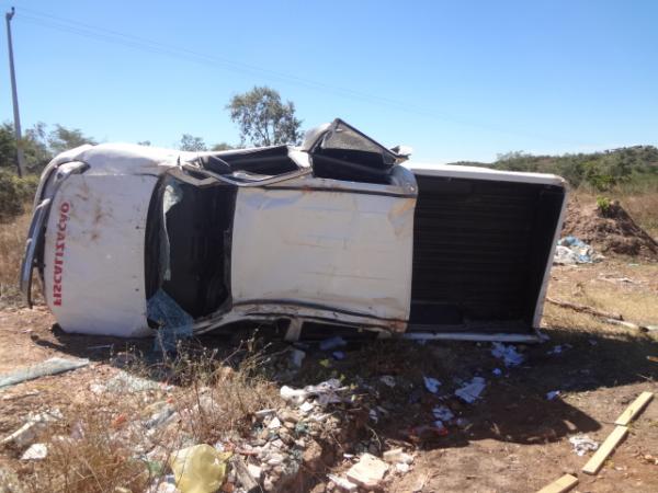 Ve&iacute;culo sai da pista e capota v&aacute;rias vezes em Floriano.(Imagem:FlorianoNews)