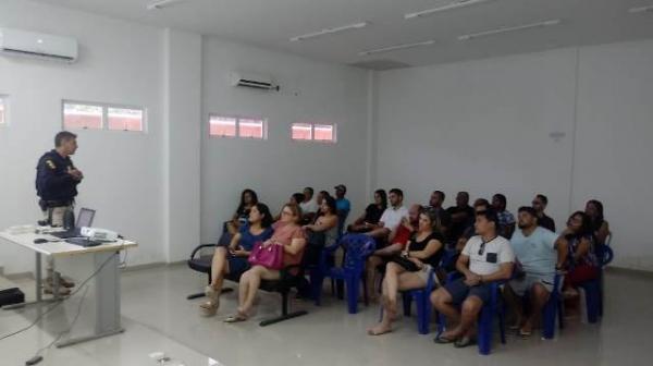 PRF realiza Cinema Rodovi&aacute;rio em Floriano para orientar motoristas.(Imagem:FlorianoNews)