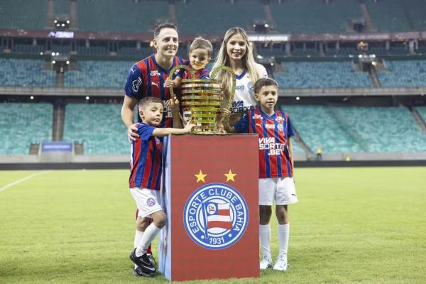 Santi Arias em foto com a fam&iacute;lia no &uacute;ltimo jogo pelo Bahia na Fonte Nova.(Imagem:Rafael Rodrigues / EC Bahia)