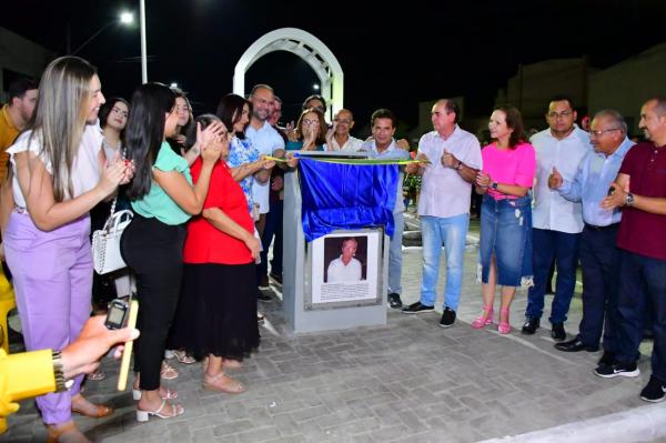 Vereadores participam da inaugura&ccedil;&atilde;o do Largo Raimundo Marreiros, bairro Ibiapaba de Floriano(Imagem:Divulga&ccedil;&atilde;o)