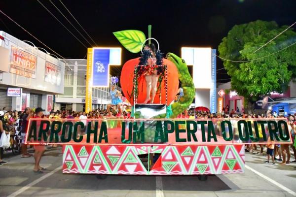 Desfile de escolas de samba e shows na beira-rio marcam o &uacute;ltimo dia do Carnaval de Floriano.(Imagem:Secom )