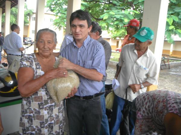 Pequenos produtores rurais de Floriano recebem sementes de milho e feij&atilde;o.(Imagem:FlorianoNews)