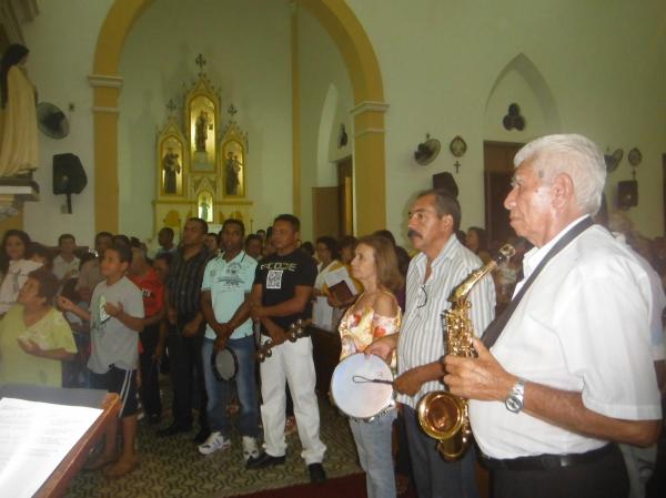 Fi&eacute;is celebram o encerramento da festa de Santos Reis.(Imagem:FlorianoNews)