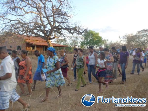 Prociss&atilde;o encerrou os festejos de Bom Jesus da Lapa na localidade Tabuleiro do Mato.(Imagem:FlorianoNews)