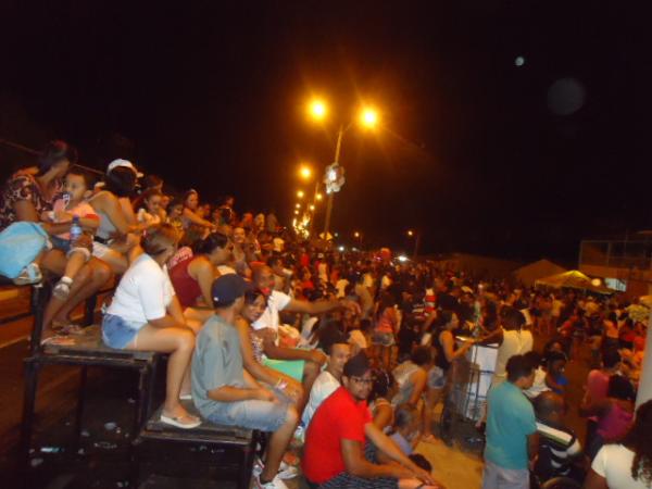 Arrocha Um, Aperta o Outro e Caipira brilham na &uacute;ltima noite de desfiles em Floriano.(Imagem:FlorianoNews)