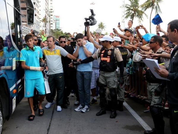 Com Neymar 'alvejado' por presentes, Seleção deixa hotel e vai à academia