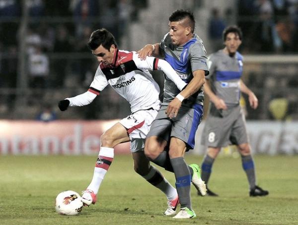 Danilinho disputa a bola com Castillo, no est&aacute;dio San Carlos de Apoquindo.(Imagem:Ag&ecirc;ncia AFP)
