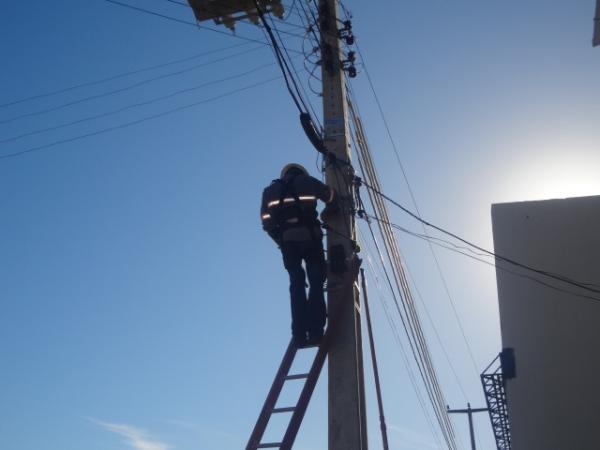 Caminh&atilde;o bate em poste e provoca falta de energia em v&aacute;rios bairros de Floriano.(Imagem:FlorianoNews)